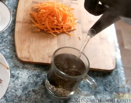 Запеченная в духовке сайра в горшочках: Заварить стакан крепкого чая.