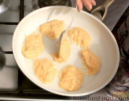 Оладьи из тыквы: На сковороде нагреть растительное масло. Ложкой выложить тесто на сковороду. Обжарить оладьи с двух сторон до румяной корочки.