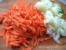 Полевая каша из риса с мясом: Очистить и помыть лук и морковь. Лук нарезать полукольцами, а морковь - соломкой.