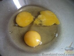 Омлет с сыром: Яйца разбить в глубокую тарелку.