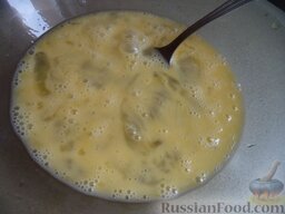 Омлет с сыром: Яйца посолить, добавить молоко. Взбить вручную вилкой.