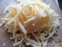 Омлет с сыром: Натереть на крупной терке сыр.