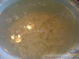 Быстрый сырный суп: Вода вскипела, опустить картофель в кастрюлю, варить 15 минут на небольшом огне под крышкой.