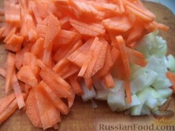 Быстрый сырный суп: Тем временем очистить, помыть лук и морковь. Нарезать соломкой.