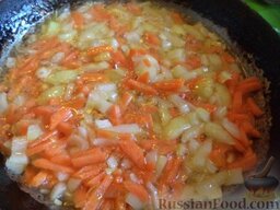 Быстрый сырный суп: Разогреть сковороду, выложить сливочное масло. В масло выложить лук и морковь. Тушить на среднем огне, помешивая, 2-3 минуты.