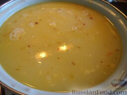 Быстрый сырный суп: В кастрюлю добавить подготовленный сыр. Посолить по вкусу. Довести до кипения. Варить 5 минут (до полного растворения сыра).