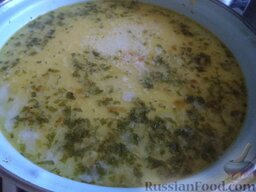 Быстрый сырный суп: Помыть, нарезать зелень, добавить в суп. Снять с огня.