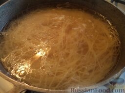 Спагетти с сырным соусом: Налить 3 л воды в казанок. Поставить на огонь, довести до кипения. Посолить, добавить 1 ст. ложку растительного масла. Выложить спагетти. Помешивая, довести до кипения, варить на среднем огне до полуготовности (около 5 минут).