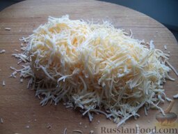 Спагетти с сырным соусом: Натереть на средней терке твердый сыр.