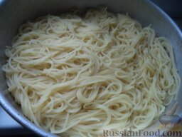 Спагетти с сырным соусом: Спагетти откинуть на дуршлаг.