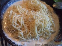 Спагетти с сырным соусом: Подготовленные спагетти выложить в сковороду к соусу.