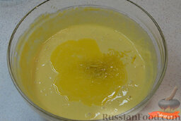 Лимонно-маковые блины: Добавить муку в яично-молочную смесь и миксером смешать, чтобы не было комочков.  Добавить в тесто сок лимона, цедру и топленое сливочное масло, перемешать миксером.