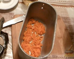 Камбала, запеченная в духовке: Часть припущенной на растительном масле моркови выложить на дно формы ровным слоем.