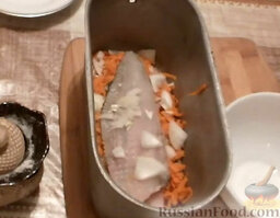 Камбала, запеченная в духовке: Затем следующий кусочек рыбы, лук, черный молотый перец. Таким образом слоями выложить оставшуюся морковь, рыбу и лук.