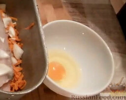 Камбала, запеченная в духовке: Приготовить заливку. Для этого в миску разбить яйца.
