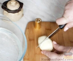 Необычный картофель фри: Разрезать картофель пополам.