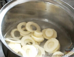 Необычный картофель фри: Вскипятить воду. Опустить колечки и грибочки в кипяток. Довести до кипения и варить 2 минуты. Затем воду слить, а картофель промыть.