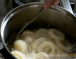 Необычный картофель фри: Когда масло очень хорошо нагреется, опустить картофель в кипящее масло. Жарить до золотистого цвета.