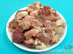 Тушеное мясо с брюссельской капустой: Свинину помойте и порежьте кусочками размером около 3 см.