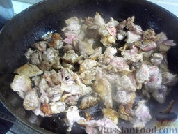 Тушеное мясо с брюссельской капустой: Сковороду с растительным маслом нагрейте и оправьте жариться мясо.