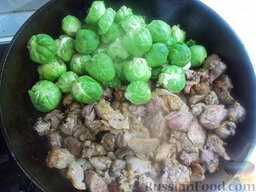 Тушеное мясо с брюссельской капустой: Когда мясо слегка подрумянится, добавьте к нему помытую брюссельскую капусту.