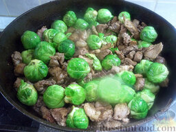 Тушеное мясо с брюссельской капустой: Все перемешайте и жарьте на небольшом огне 15-20 минут.