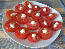 Закуска «а-ля капрезе» из помидоров и сыра: Полейте каждый кружочек помидора майонезом.