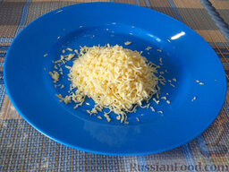 Закуска «а-ля капрезе» из помидоров и сыра: Твердый сыр натрите на средней или мелкой терке.