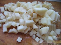 Зеленый борщ с консервированным щавелем: Очистить, помыть и мелко нарезать картофель.