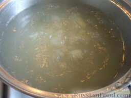Зеленый борщ с консервированным щавелем: Налить в кастрюлю бульон (2,5-3 л). Вскипятить. Опустить в него картофель. Дать вскипеть.