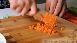 Штрудель с соусом болоньезе: Нарезаем мелким кубиком морковь.