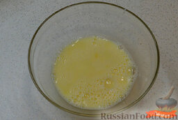 Жареные трубочки из лаваша с сырной начинкой: В отдельной миске смешать яйца, молоко и щепотку соли.