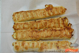 Жареные трубочки из лаваша с сырной начинкой: Выложить трубочки из лаваша на салфетку. Подавать теплыми.  Приятного аппетита!
