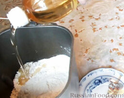 Хлеб со сметаной и сгущенным молоком: Влить растительное масло.