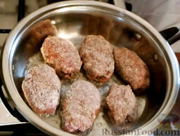 Мясные зразы с грибами: Разогреть масло в сковороде (сотейнике). Выложить зразы. Накрыть крышкой и жарить 5 минут.