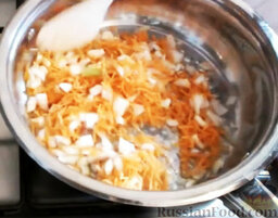 Мясные зразы с грибами: На сковороде разогреть растительное масло.   Выложить лук и морковь. На небольшом огне обжарить.