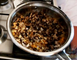 Мясные зразы с грибами: Выложить грибы к овощам. Увеличить огонь, перемешать, накрыть крышкой и тушить 7 минут.