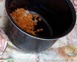 Кукурузная каша с курицей (в мультиварке): Морковь очистить, вымыть, нарезать мелкими кубиками. Добавить к луку.