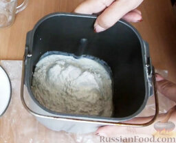 Хлеб с черносливом: Всыпать просеянную пшеничную муку.