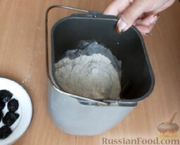 Хлеб с черносливом: Просеять ржаную муку, всыпать в чашу хлебопечки.  Включить режим мультиварки 