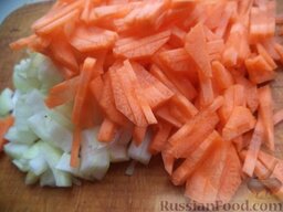 Рыбные тефтели в кисло-сладком соусе: Очистить и помыть лук и морковь, нарезать соломкой.