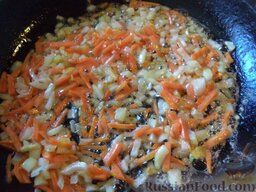 Рыбные тефтели в кисло-сладком соусе: Вскипятить чайник. В сковороду выложить лук, тушить на среднем огне 2-3 минуты, помешивая.
