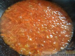 Рыбные тефтели в кисло-сладком соусе: Добавить томат, перемешать. Добавить муку, перемешать. Залить кипятком. Соус посолить, поперчить, добавить любимые специи, сахар и лавровый лист.