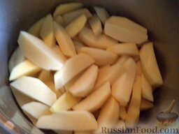 Жаркое из свинины на скорую руку: Тем временем помыть и очистить картофель, нарезать дольками. Выложить картофель в казанок.