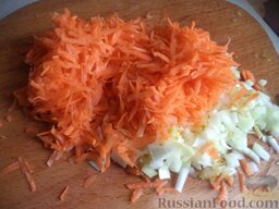 Вегетарианский плов с горошком: Очистить и помыть лук и морковь. Морковь натереть на крупной терке, а лук нарезать соломкой.