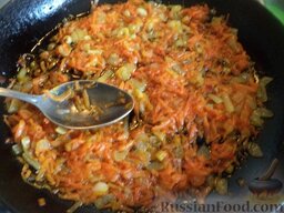 Вегетарианский плов с горошком: Разогреть сковороду, налить растительное масло. В горячее масло выложить подготовленные лук и морковь. Тушить овощи на среднем огне, помешивая, 2-3 минуты.