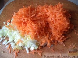 Быстрый постный рассольник: Очистить, помыть лук и морковь. Морковь натереть на крупной терке (или нарезать соломкой), а лук нарезать кубиками.