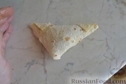 Эмпанадас из тортильи с начинкой из куриной печени: Слепленный треугольничек.