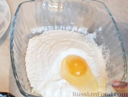 Блинный рулет с творогом: Стакан муки высыпать в миску, добавить яйца.