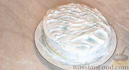 Разноцветные блины (блинный торт): Выложить сверху следующий блинчик, смазать сливками. Выложить все блины друг на друга, чередуя цвета и смазывая блинчики сливками.